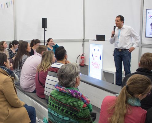 Markus Herrmann im Workshop auf der BabyWelt: Das Baby privat oder gesetzlich krankenversichern?