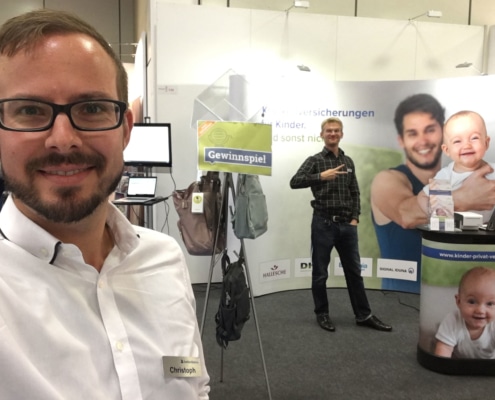 Jakob & Christoph am Messestand von kinder.versicherung