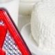 Warnzeichen vor einem Glas Milch als Zeichen für Laktoseintoleranz