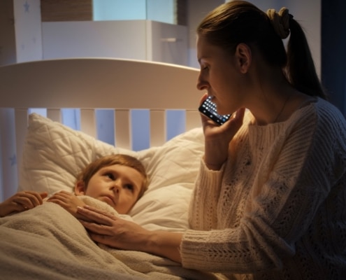 Pseudokrupp: Was beim nächtlichen Husten-Anfall zu tun ist 1 Mutter ruft nachts den ärztlichen Bereitschaftsdienst am Bett ihres kranken Kindes an