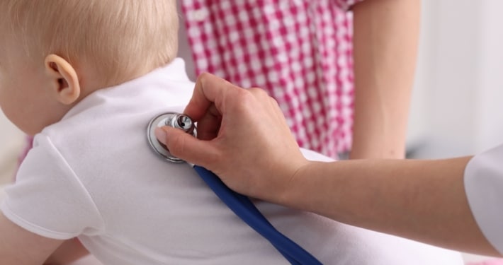 RSV beim Baby: Warnzeichen & die neue Prophylaxe für alle 1 Kinderärztin hört ein Baby mit dem Stethoskop ab