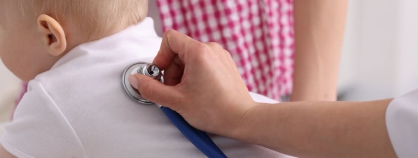 RSV beim Baby: Warnzeichen & die neue Prophylaxe für alle 1 Kinderärztin hört ein Baby mit dem Stethoskop ab